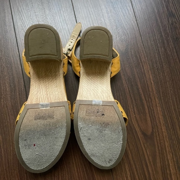 American Eagle Women's Sz 8 Suede Mustard Wood Heel Sandals/Adjustable Straps - Picture 6 of 6
